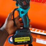 Electric rechargeable 8 inch bar chain saw with 2 batteries - Image 6